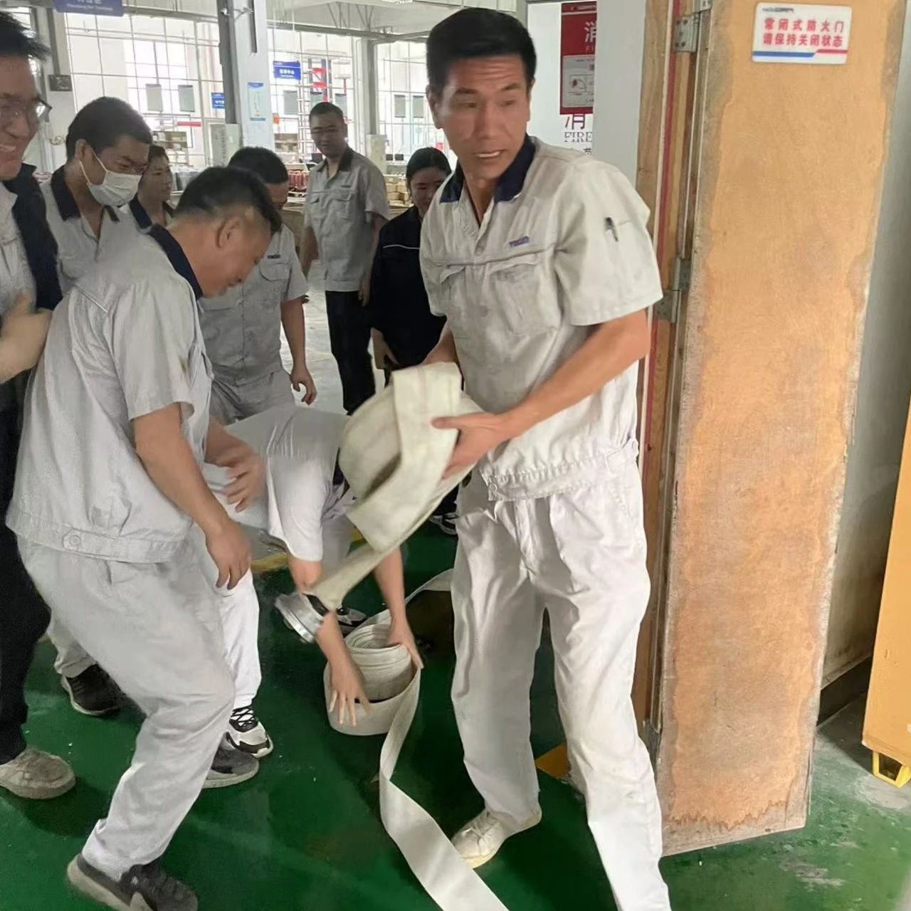 e06eafbc213e90a1112271932171bad9.jpg e06eafbc213e90a1112271932171bad9.jpg